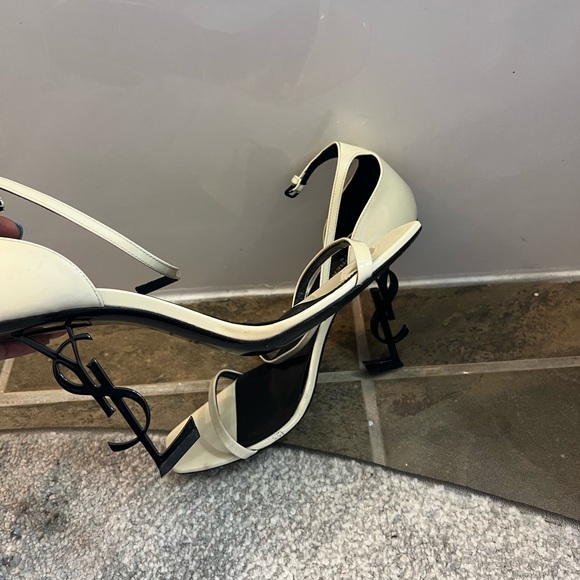 YSL OPYUM SANDALS IN SMOOTH LEATHER WITH A GOLD-TONE HEEL - Picture 2 of 10